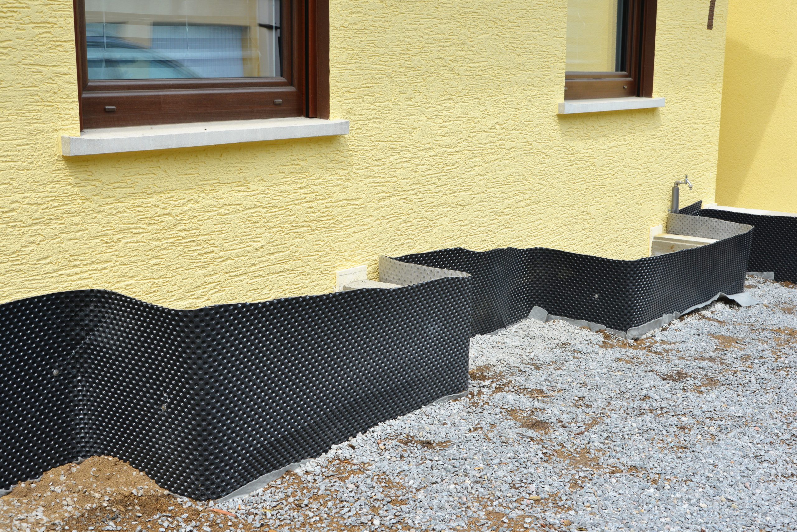 Hausmauer-Abdichtung mit Kunststoff-Noppenbahn in Schotterbett